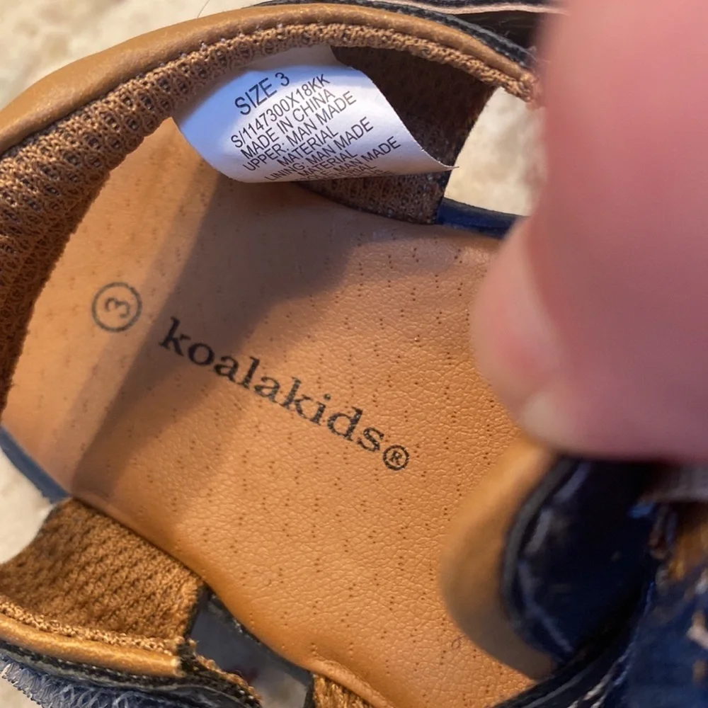 Koala kids size 3 navy sandals  with Velcro closure.  Excellent condition